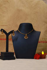 Traditional Gold Necklace Set with Pearl Detailing