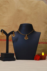 Traditional Gold Necklace Set with Pearl Detailing