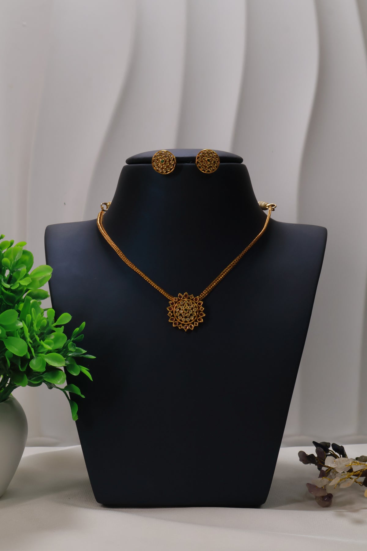 Elegant Floral Gold Necklace Set